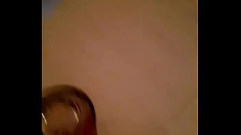 骚货母狗被套上肛塞狗链，全身写满下流脏话，像条发情的母狗在地上爬行求操
