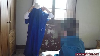 Gadis Arab Cantik Menggoyang Lidahnya Demi Uang