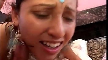 Bhabi Dan Suami Bikin Threesome, Ibu Tiri Tak Sadar Kelakuan Mesum Mereka