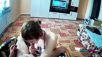 Ranjang Pagi Buta, Gadis Rusia Langsing Dengan Stoking Jala Melayani Blowjob Hingga Crot Di Mulut