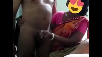 Tante Desi Merangsang Dengan Tangan Hingga Keluar Cairan Putih