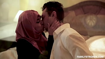 Gadis Muslim Tiru Yang Montok, Ella Knox, Balas Dendam Pada Ibu Tirinya Yang Galak Dengan Menggoda Ayah Tirinya