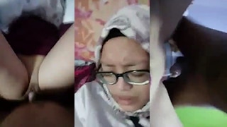 Bercinta Liar Dengan Sahabat Berkacamata Berhijab
