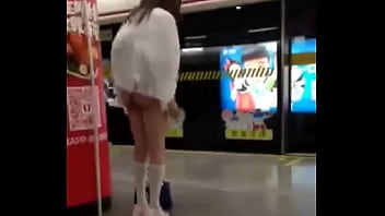 Gadis Asia Di China Cabut Pembalut Di Tempat Umum, Tampil Mesra Di Tightassdates.com