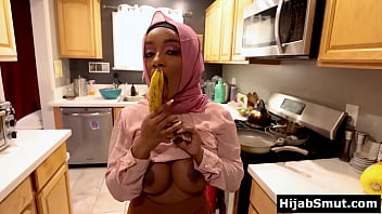 Gadis Muslim Ebony Belajar Teknik Mengulum Penis Dengan Gaya Liar