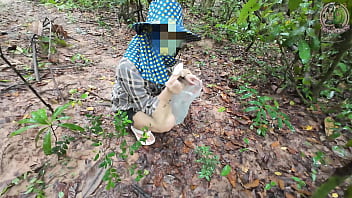 สาวไทยสุดเซ็กซี่เดินโชว์เรียวขาในป่า กระป๋องแตกต้องหยุดพักฉี่จัดเต็ม 4k