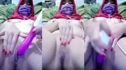 Jilbab Merah Bergetar Di Bawah Rok