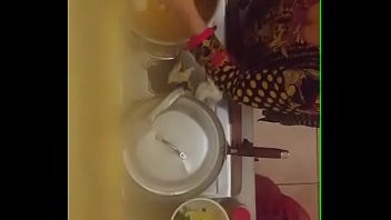 Tante Desi Yang Menggoda Dengan Belahan Dadanya Yang Menggairahkan