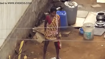 Desi Berdiri Sambil Mengencing Dan Memancurkan Air Seni