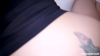 Ibu Tiriku Yang Seksi Membiarkan Anak Tiriku Meniduriku Sesuka Hatinya