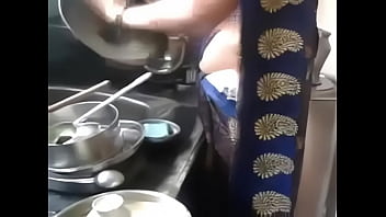 Tante India Desi Kannada Dengan Pusar Seksi Dan Pinggul Menggoda