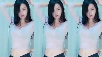 Thiếu Nữ Trung Hoa Uốn éo Trên Mái Nhà Rực Lửa