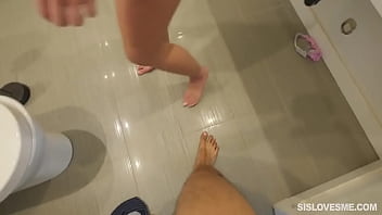 Kakak Tiriku Menyuapkan Batang Kerasnya Ke Daisy Stone