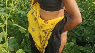 ममता सरसों के खेत में गई तो पति ने मौका पाकर बाहर खुले में जोरदार चुदाई की, साफ हिंदी आवाज में चीखें गूंज उठीं