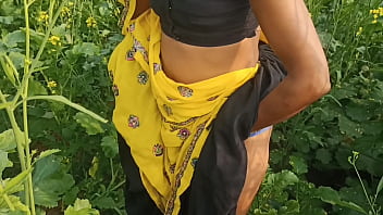 ममता सरसों के खेत में गई तो पति ने मौका पाकर बाहर खुले में जोरदार चुदाई की, साफ हिंदी आवाज में चीखें गूंज उठीं