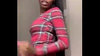 Gadis Asia Menggoyangkan Pantat Montoknya Yang Ranum Sambil Live Di Instagram, Mengikuti Irama Lagu Barunya Dengan Gerakan Mulut Yang Menggoda