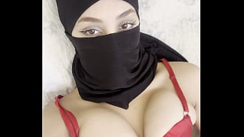 Gadis Hijab Arab Berkerudung Perlahan Membuka Payudara Besar Dan Montoknya