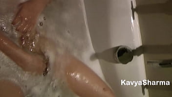 Gadis India Berkemban Alami, Kavya, Mengocok Memek Ketatnya Di Bak Mandi Dengan Audio Hindi Yang Menggairahkan