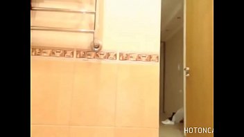 Gadis Asia Yang Menggoda Di Depan Kamera