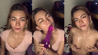 Mengecap Kenikmatan Dengan Mainan Ungu Yang Menggoda