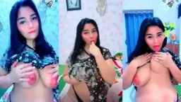 Tante Indo Yang Nakal Lagi Asyik Jilat-jilatin Ujung Kontol Yang Keras