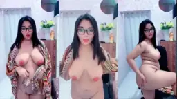 Tubuh Jones Yang Semok Menggoda Dengan Buah Dada Ranum Seperti Pepaya Matang Siap Dipetik.
