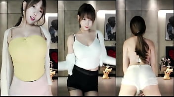 Cô Gái Trung Quốc Quyến Rũ Nhảy Múa Trên Ba Màn Hình