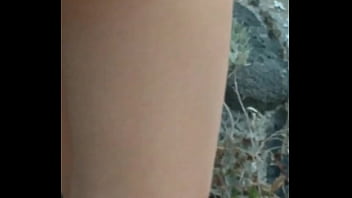 Gadis Asia Membungkuk Dan Memperlihatkan Tubuhnya Di Pantai