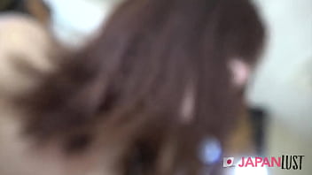 Gadis Jepang Mungil Menelan Batang Keras Dari Sudut Pandang Pertama