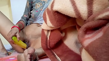 Sakshi Bhabi Yang Tampan Dan Seksi Dilihat Menyiletkan Mentimun Ke Dalam Vagina