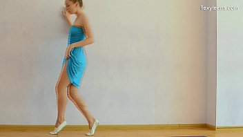 Mostik Si Pesenam Seksi Memamerkan Gerakan-gerakan Panas Yang Bikin Ngiler