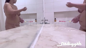 Istri Arab Montok Dengan Payudara Besar Mandi Dengan Sensual
