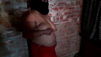 Ibu Tiriku Yang Menggoda Dengan Saree Yang Membelit Tubuh
