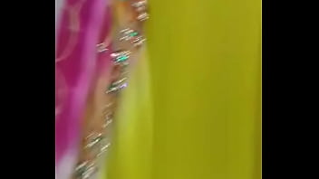 Gadis India Yang Menggoda Dengan Sari Transparan Dan Pinggul Bergoyang