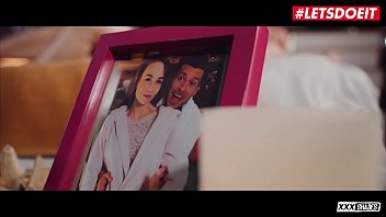 Angel Rush, Si Bidadari Rusia Yang Panas, Menggoda Pacar Tuanya Sambil Terus Bercinta Meski Sang Kekasih Sibuk Bicara Di Telepon.