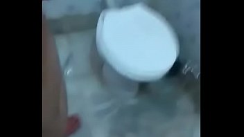 Goyang Tante Di Kamar Mandi Dengan Suara Hindi Yang Menggairahkan