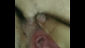 Tawanan Tiongkok Memamerkan Vagina Perawan Yang Menggoda