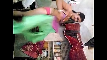 Desi Gadis Panas Dengan Lagu Yang Bikin Bergoyang