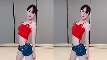 Cô Gái Trung Quốc Nóng Bỏng Nhảy Múa Trong Chiếc Váy đỏ Rực Quyến Rũ