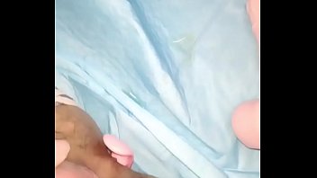 Gadis Tionghoa Merangsang Diri Hingga Memuncak Dan Mengucur Deras Dengan Lubang-lubang Terisi Penuh