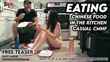 Menyantap Masakan China Di Dapur Dengan Wanita Telanjang Dan Pria Berpakaian Biasa