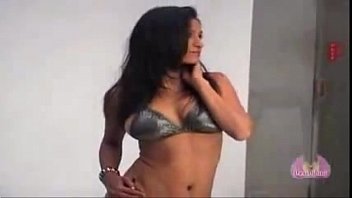 Gadis India Seksi Bergoyang Di Pantai Dengan Bikini Ketat