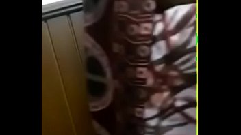 Bibi India Gatel Dengan Payudara Besar Ditekan Dan Terbuka