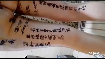 调教贱奴妻：狗链束缚下双穴灌满，剃光嫩毛沐浴中内射喷发