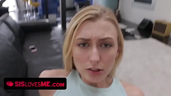 Gadis Tiri Remaja Dengan Payudara Mungil Nan Menggoda