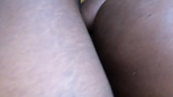 Kakak Tiriku Menggoyang Teman Ibuku Saat Dia Berkunjung Ke Rumah Temannya
