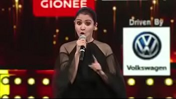 Gadis India Yang Menggoda Dengan Sari Transparan Dan Pinggul Bergoyang