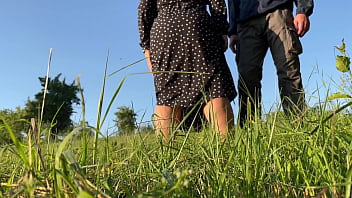 Milf Seksi Dengan Pantat Besar Dalam Gaun Membungkuk Dalam-dalam Hingga Kamu Bisa Melihatnya Kencing Di Alam Terbuka