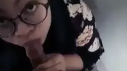 Gadis Berkerudung Mengisap Kontol Di Kamar Mandi Mal