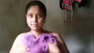 Gadis Seksi Nakal Berpose Bugil Di Kamar Mandi Untuk Selfie Panas